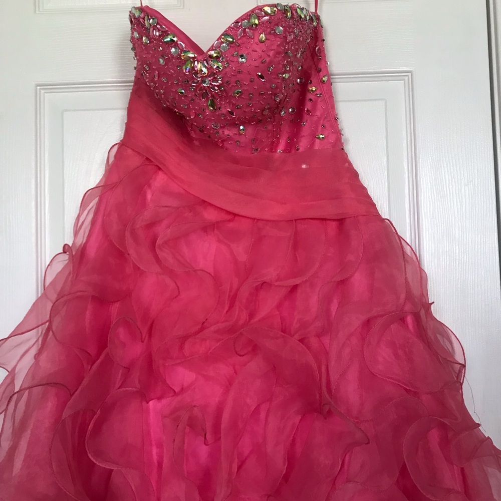 USED 🔥 Prom Dress with sequins and bead design.